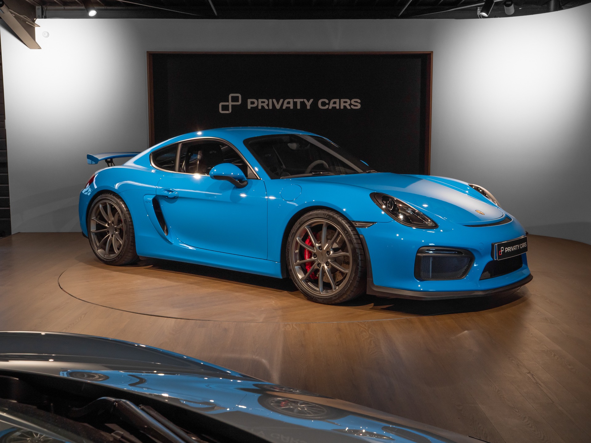 Extérieur – PORSCHE – Cayman GT4 981 – 2016 – Jaune Racing – 10 900 km – 385 ch – Flat 6 Atmo – Transmission : Manuelle – Origine Allemagne – Privaty Cars – Vente de voitures de prestige d’occasion proche de Bordeaux