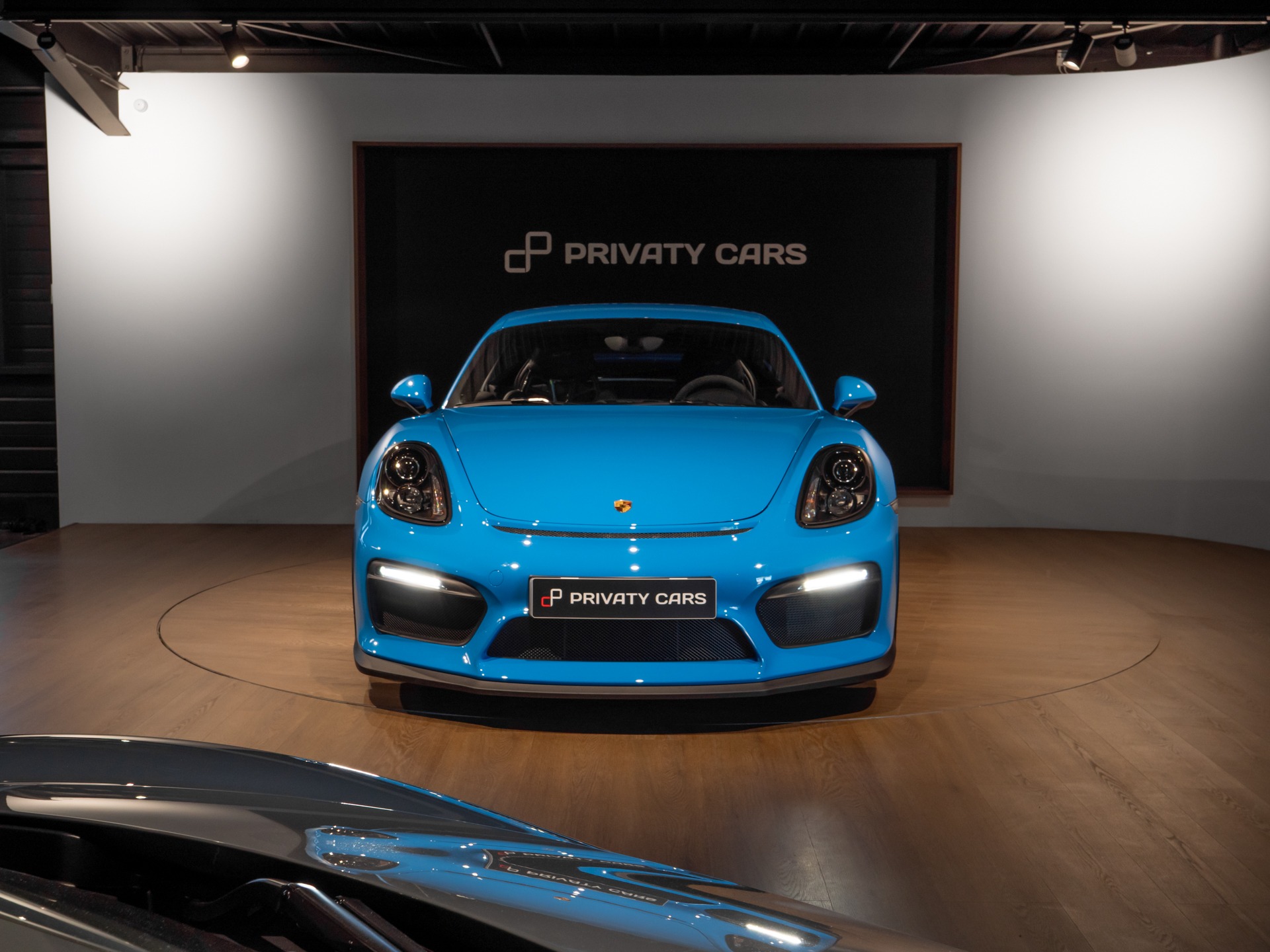 Vue avant avec phares ronds – PORSCHE – Cayman GT4 981 – 2016 – Jaune Racing – 10 900 km – 385 ch – Flat 6 Atmo – Transmission : Manuelle – Origine Allemagne – Privaty Cars – Expert des voitures de prestige d’occasion à 2 heures de Paris en TGV