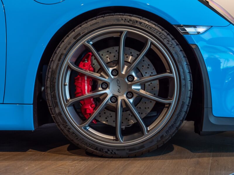 Jantes avec étriers de frein rouges – PORSCHE – Cayman GT4 981 – 2016 – Jaune Racing – 10 900 km – 385 ch – Flat 6 Atmo – Transmission : Manuelle – Origine Allemagne – Privaty Cars – Reprise de voitures de sport et collection en Charente-Maritime