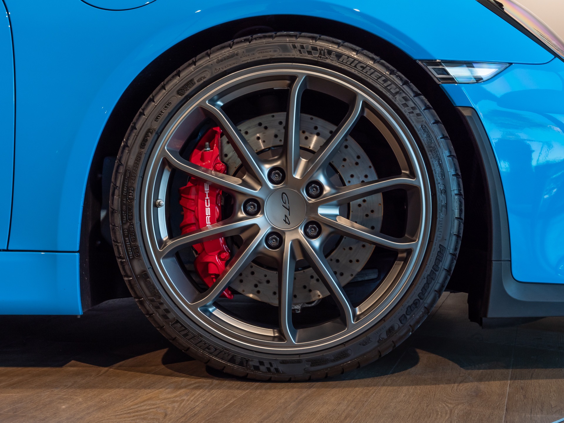 Jantes avec étriers de frein rouges – PORSCHE – Cayman GT4 981 – 2016 – Jaune Racing – 10 900 km – 385 ch – Flat 6 Atmo – Transmission : Manuelle – Origine Allemagne – Privaty Cars – Reprise de voitures de sport et collection en Charente-Maritime