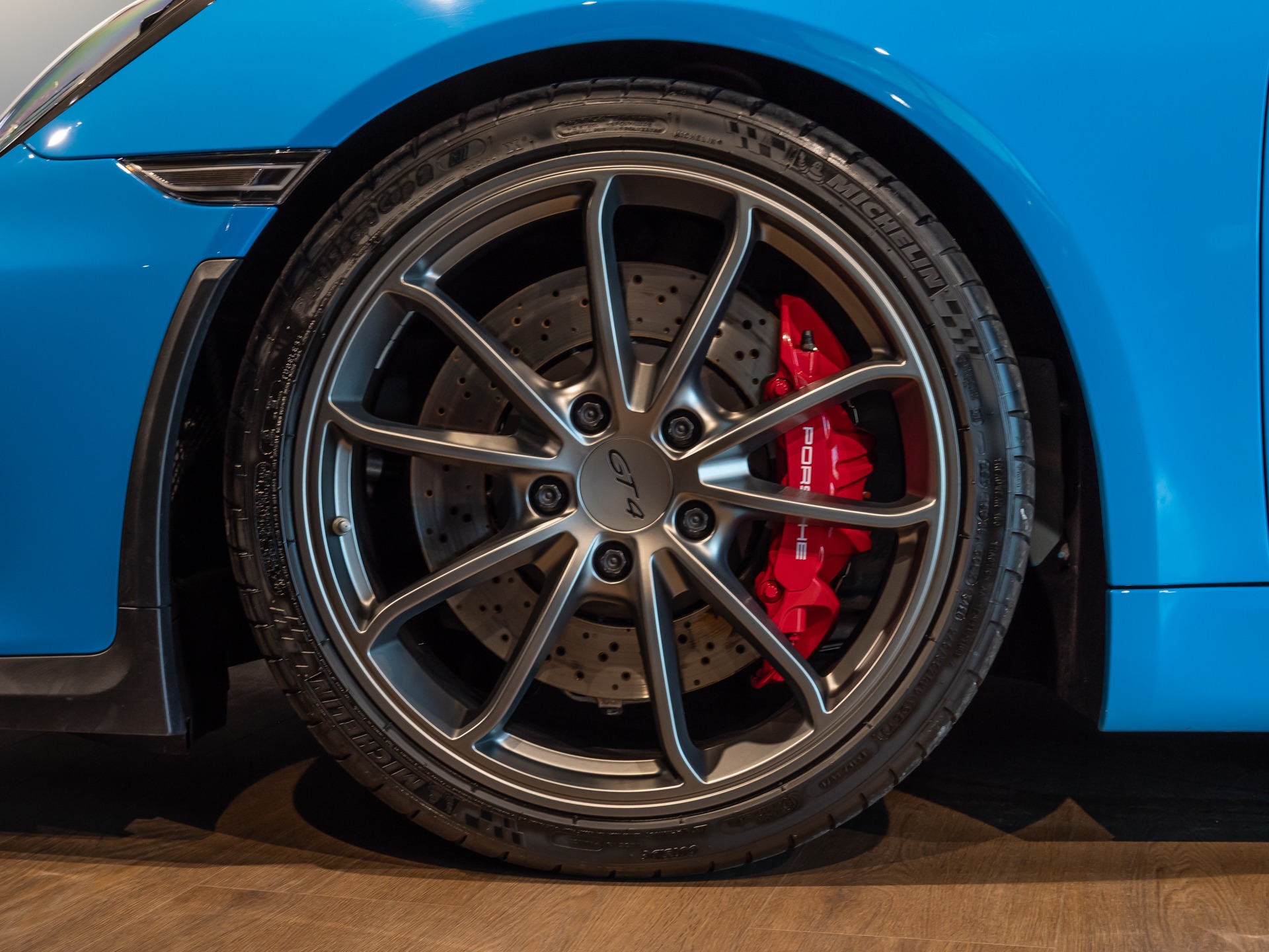 Jantes – PORSCHE – Cayman GT4 981 – 2016 – Jaune Racing – 10 900 km – 385 ch – Flat 6 Atmo – Transmission : Manuelle – Origine Allemagne – Privaty Cars – Vente de supercars d’occasion à 2 heures de Paris en TGV