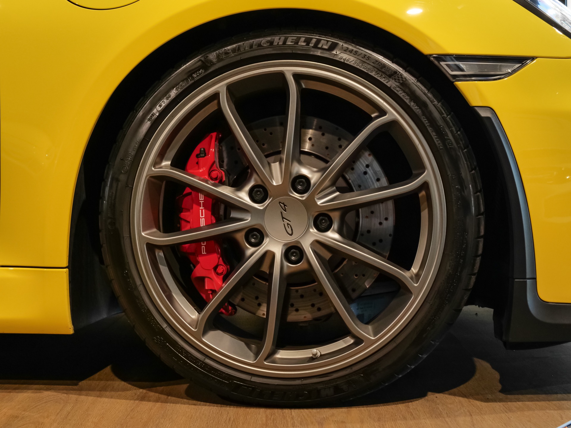 Jantes – PORSCHE – Cayman GT4 981 – 2016 – Jaune Racing – 8 900 km – 385 ch – Flat 6 Atmo – Transmission : Manuelle – Origine Allemagne – Privaty Cars – Chasseur de voitures de sport sur mesure entre Bordeaux et Nantes