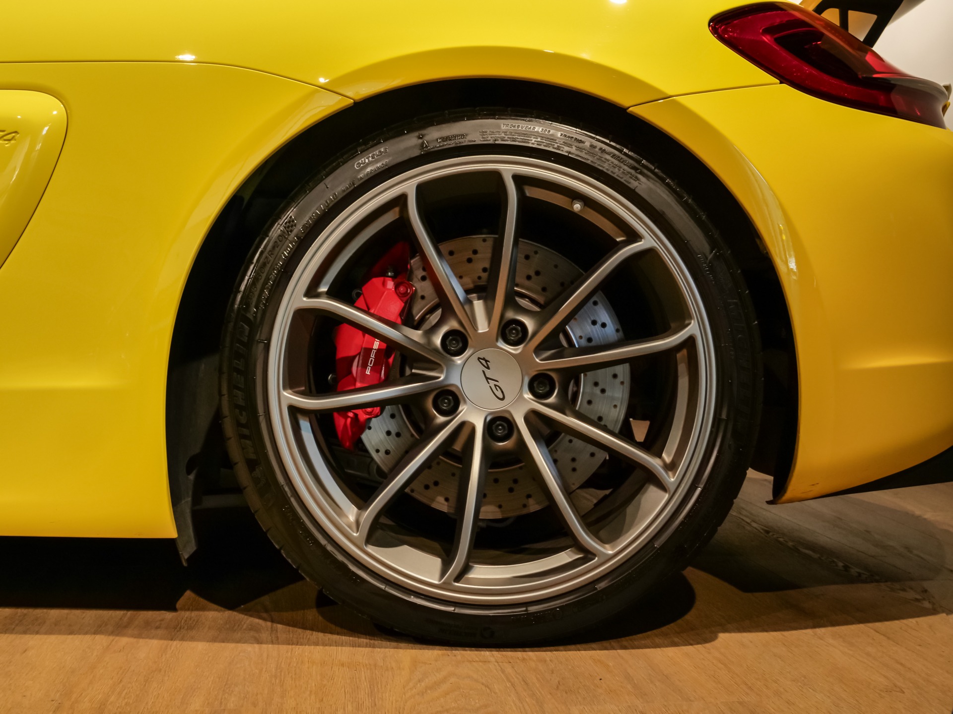 Jantes – PORSCHE – Cayman GT4 981 – 2016 – Jaune Racing – 8 900 km – 385 ch – Flat 6 Atmo – Transmission : Manuelle – Origine Allemagne – Privaty Cars – Chasseur de voitures de sport sur mesure proche de Bordeaux