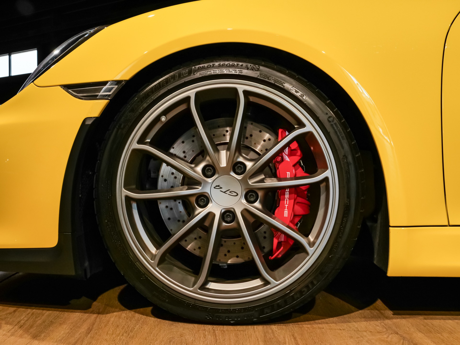 Jantes – PORSCHE – Cayman GT4 981 – 2016 – Jaune Racing – 8 900 km – 385 ch – Flat 6 Atmo – Transmission : Manuelle – Origine Allemagne – Privaty Cars – Rachat cash de voitures PORSCHE à La Rochelle