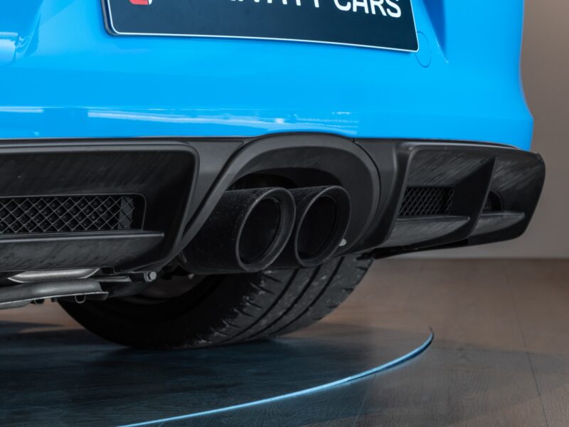 Sortie d'échappement double en carbone – PORSCHE – Cayman GT4 981 – 2016 – Jaune Racing – 10 900 km – 385 ch – Flat 6 Atmo – Transmission : Manuelle – Origine Allemagne – Privaty Cars – Spécialiste indépendant Porsche, Ferrari et McLaren près de Niort