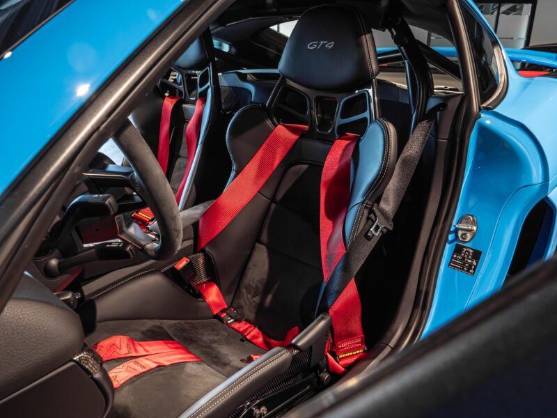 Sièges baquets avec harnais de sécurité – PORSCHE – Cayman GT4 981 – 2016 – Jaune Racing – 10 900 km – 385 ch – Flat 6 Atmo – Transmission : Manuelle – Origine Allemagne – Privaty Cars – Conciergerie automobile pour véhicules de sport proche de Nantes