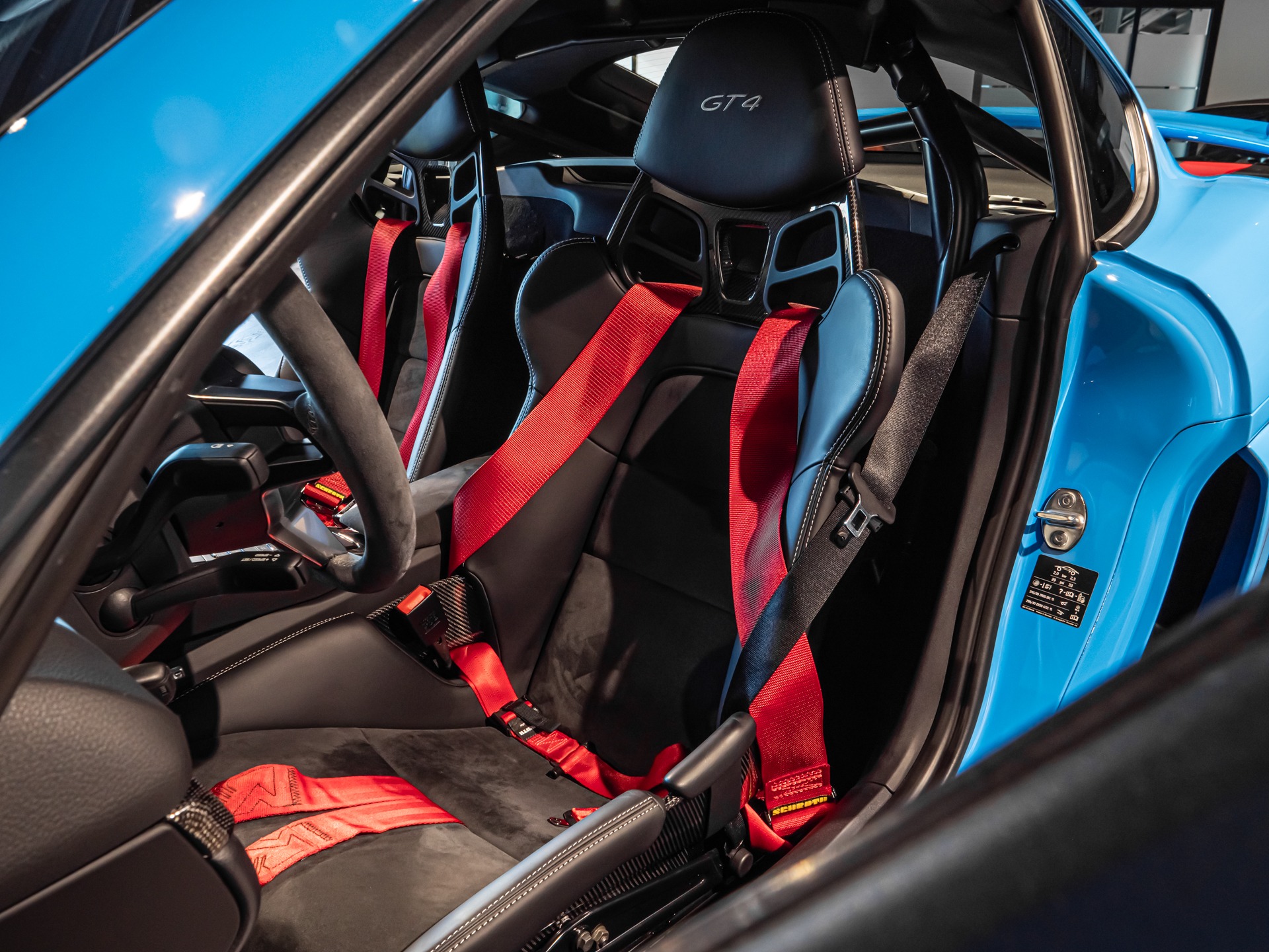 Sièges baquets avec harnais de sécurité – PORSCHE – Cayman GT4 981 – 2016 – Jaune Racing – 10 900 km – 385 ch – Flat 6 Atmo – Transmission : Manuelle – Origine Allemagne – Privaty Cars – Conciergerie automobile pour véhicules de sport proche de Nantes