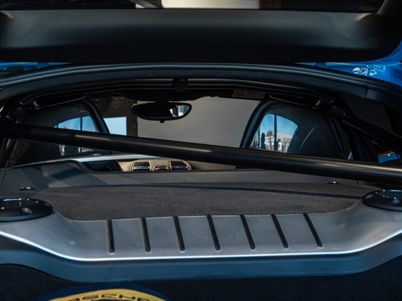 Arceau de sécurité en carbone – PORSCHE – Cayman GT4 981 – 2016 – Jaune Racing – 10 900 km – 385 ch – Flat 6 Atmo – Transmission : Manuelle – Origine Allemagne – Privaty Cars – Spécialiste des supercars d’occasion à La Rochelle