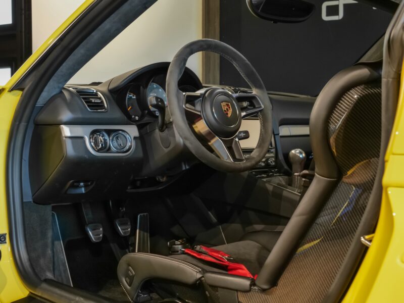 Tableau de bord – PORSCHE – Cayman GT4 981 – 2016 – Jaune Racing – 8 900 km – 385 ch – Flat 6 Atmo – Transmission : Manuelle – Origine Allemagne – Privaty Cars – Recherche personnalisée de modèles PORSCHE à 2 heures de Paris en TGV