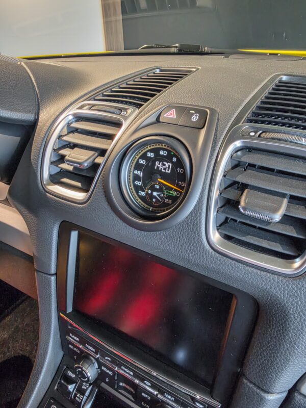 Tableau de bord – PORSCHE – Cayman GT4 981 – 2016 – Jaune Racing – 8 900 km – 385 ch – Flat 6 Atmo – Transmission : Manuelle – Origine Allemagne – Privaty Cars – Chasseur de voitures de sport sur mesure en Charente-Maritime