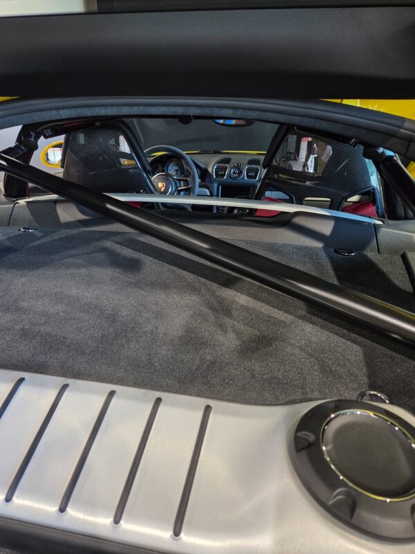 Tableau de bord – PORSCHE – Cayman GT4 981 – 2016 – Jaune Racing – 8 900 km – 385 ch – Flat 6 Atmo – Transmission : Manuelle – Origine Allemagne – Privaty Cars – Recherche de supercars hors marché proche de Bordeaux