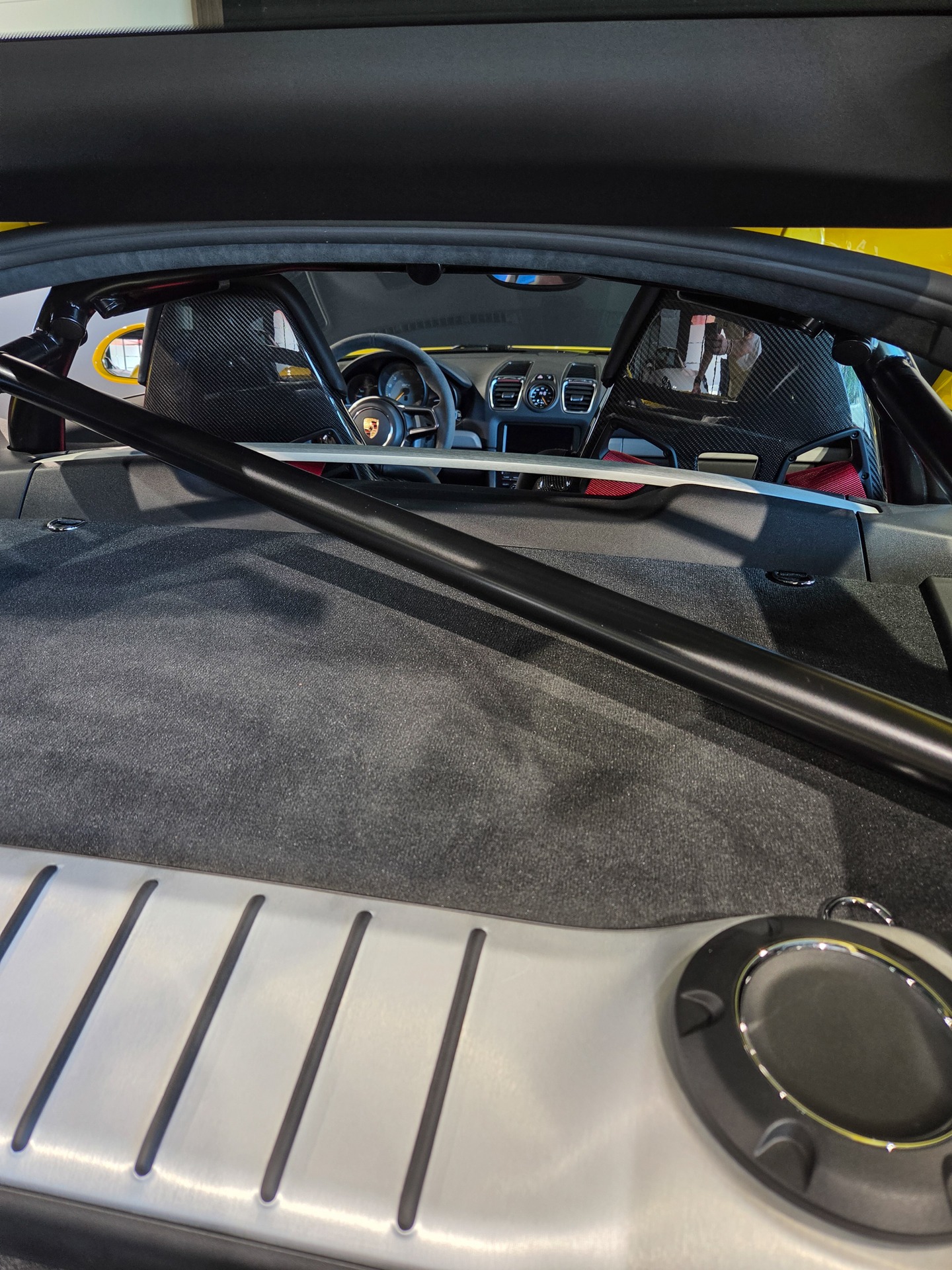 Tableau de bord – PORSCHE – Cayman GT4 981 – 2016 – Jaune Racing – 8 900 km – 385 ch – Flat 6 Atmo – Transmission : Manuelle – Origine Allemagne – Privaty Cars – Recherche de supercars hors marché proche de Bordeaux