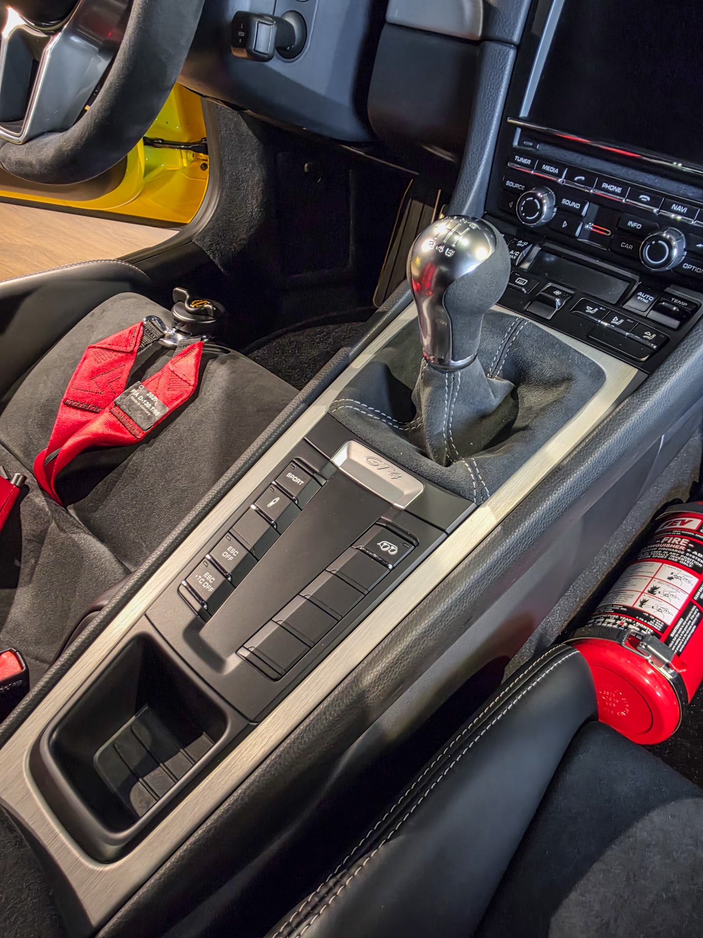 Tableau de bord – PORSCHE – Cayman GT4 981 – 2016 – Jaune Racing – 8 900 km – 385 ch – Flat 6 Atmo – Transmission : Manuelle – Origine Allemagne – Privaty Cars – Spécialiste PORSCHE d’occasion en Nouvelle-Aquitaine