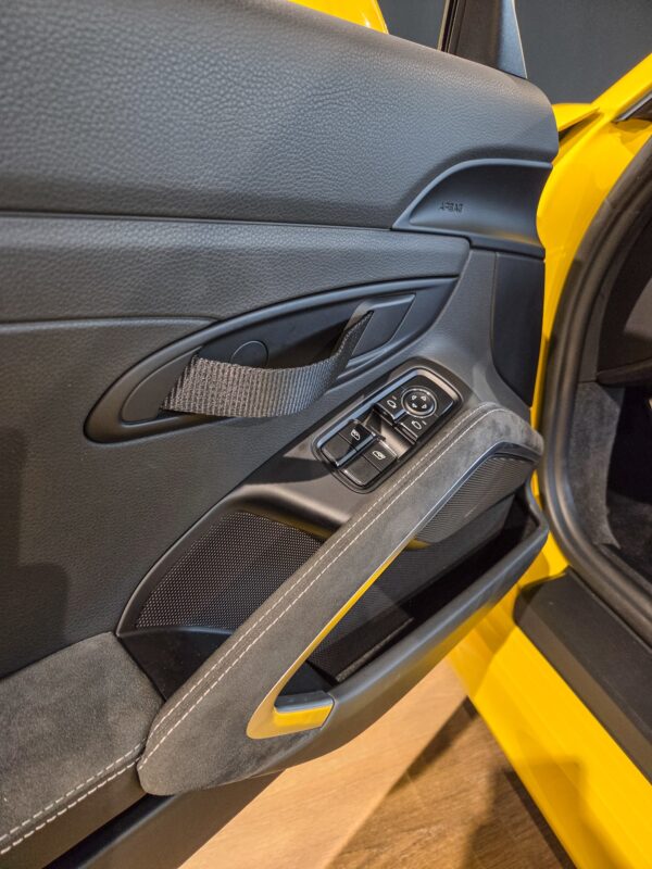 Tableau de bord – PORSCHE – Cayman GT4 981 – 2016 – Jaune Racing – 8 900 km – 385 ch – Flat 6 Atmo – Transmission : Manuelle – Origine Allemagne – Privaty Cars – Spécialiste indépendant Porsche, Ferrari et McLaren proche de Nantes