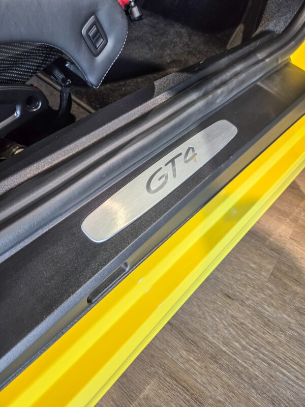 Tableau de bord – PORSCHE – Cayman GT4 981 – 2016 – Jaune Racing – 8 900 km – 385 ch – Flat 6 Atmo – Transmission : Manuelle – Origine Allemagne – Privaty Cars – Expert des sportives d’occasion haut de gamme près de Niort