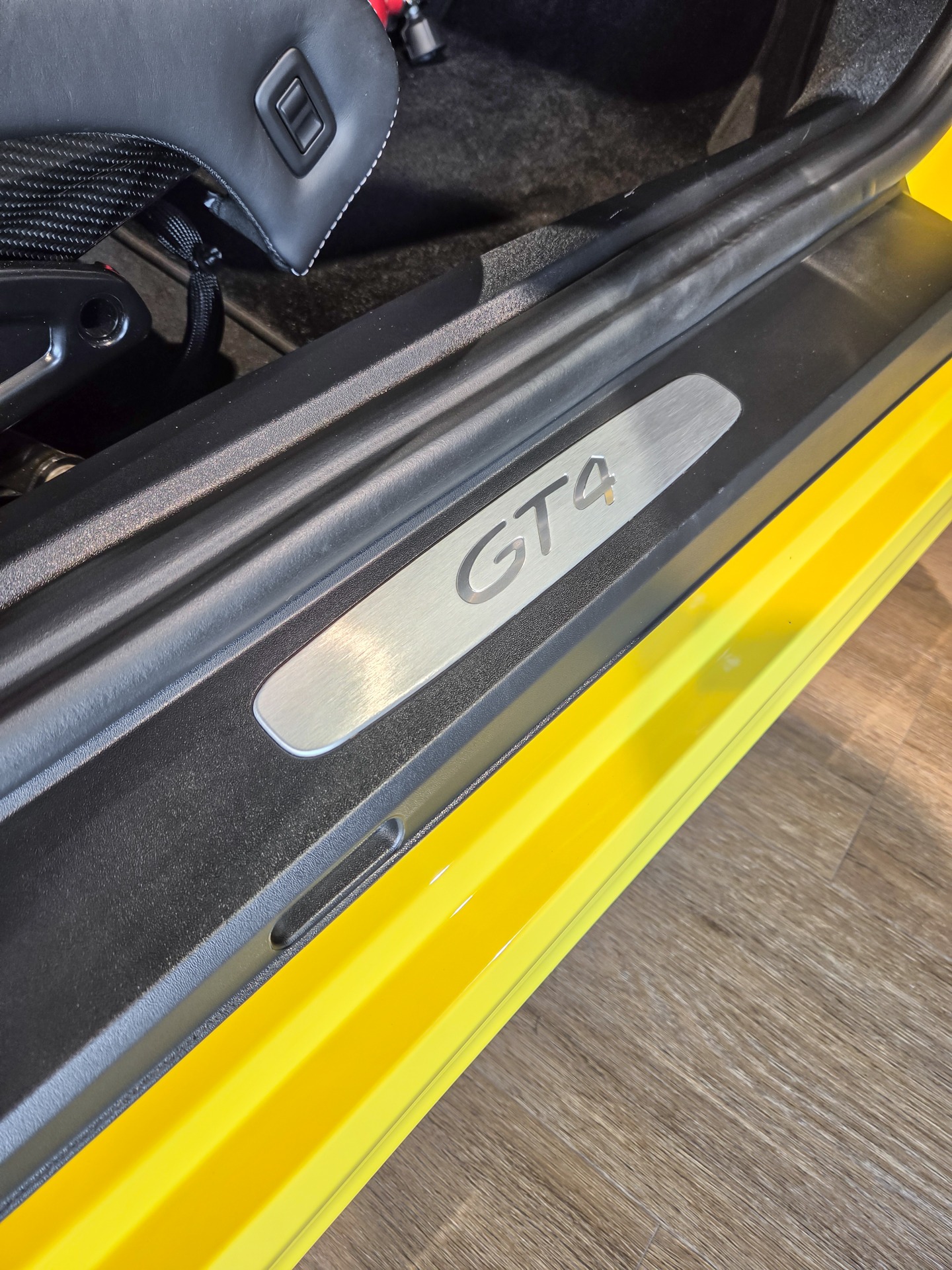 Tableau de bord – PORSCHE – Cayman GT4 981 – 2016 – Jaune Racing – 8 900 km – 385 ch – Flat 6 Atmo – Transmission : Manuelle – Origine Allemagne – Privaty Cars – Expert des sportives d’occasion haut de gamme près de Niort