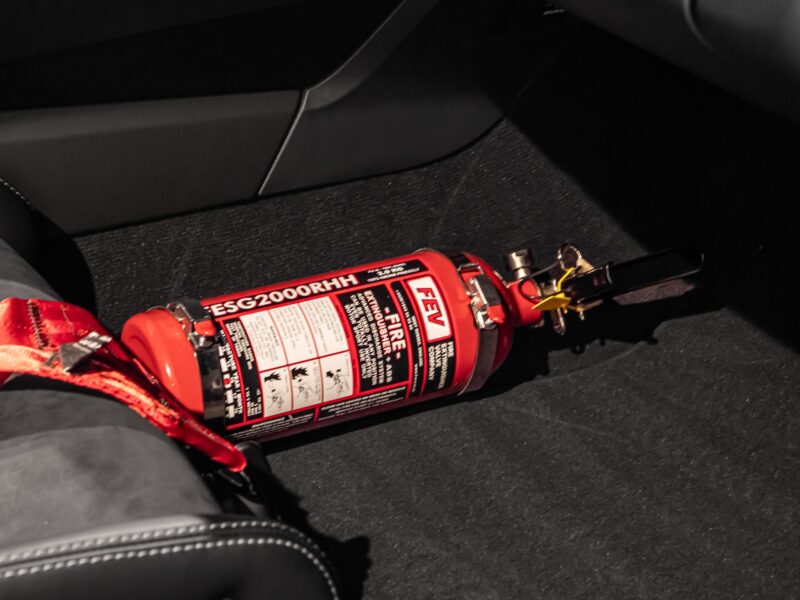 Extincteur de sécurité fixé au sol – PORSCHE – Cayman GT4 981 – 2016 – Jaune Racing – 10 900 km – 385 ch – Flat 6 Atmo – Transmission : Manuelle – Origine Allemagne – Privaty Cars – Estimation et rachat de véhicules haut de gamme entre Bordeaux et Nantes