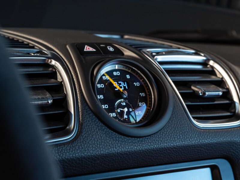 Compteur de vitesse analogique – PORSCHE – Cayman GT4 981 – 2016 – Jaune Racing – 10 900 km – 385 ch – Flat 6 Atmo – Transmission : Manuelle – Origine Allemagne – Privaty Cars – Mandat de vente pour automobiles de luxe en Nouvelle-Aquitaine