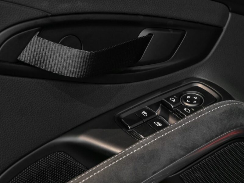 Panneau de porte avec commandes électriques – PORSCHE – Cayman GT4 981 – 2016 – Jaune Racing – 10 900 km – 385 ch – Flat 6 Atmo – Transmission : Manuelle – Origine Allemagne – Privaty Cars – Courtage automobile pour véhicules exclusifs proche de Nantes