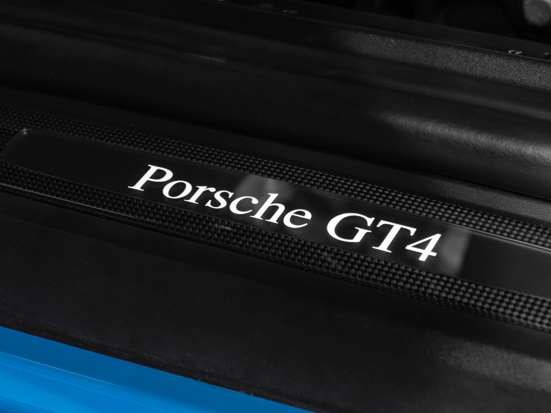 Plaque signalétique avec inscription – PORSCHE – Cayman GT4 981 – 2016 – Jaune Racing – 10 900 km – 385 ch – Flat 6 Atmo – Transmission : Manuelle – Origine Allemagne – Privaty Cars – Chasseur de voitures de sport sur mesure à 2 heures de Paris en TGV