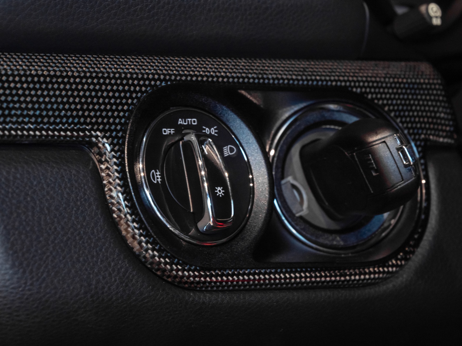 Commandes de réglage des phares – PORSCHE – Cayman GT4 981 – 2016 – Jaune Racing – 10 900 km – 385 ch – Flat 6 Atmo – Transmission : Manuelle – Origine Allemagne – Privaty Cars – Dépôt-vente sécurisé de véhicules de prestige proche de Nantes