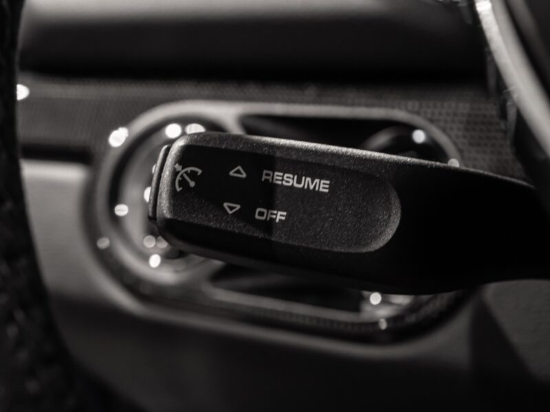 Commandes de régulateur de vitesse – PORSCHE – Cayman GT4 981 – 2016 – Jaune Racing – 10 900 km – 385 ch – Flat 6 Atmo – Transmission : Manuelle – Origine Allemagne – Privaty Cars – Sélection de véhicules PORSCHE disponibles à 2 heures de Paris en TGV