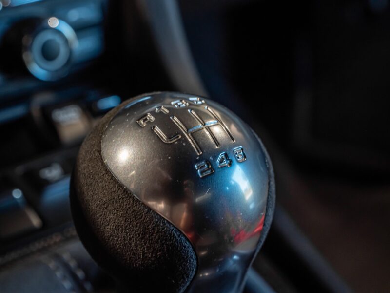 Levier de vitesses en métal – PORSCHE – Cayman GT4 981 – 2016 – Jaune Racing – 10 900 km – 385 ch – Flat 6 Atmo – Transmission : Manuelle – Origine Allemagne – Privaty Cars – Mandat de vente pour automobiles de luxe dans l’Ouest de la France