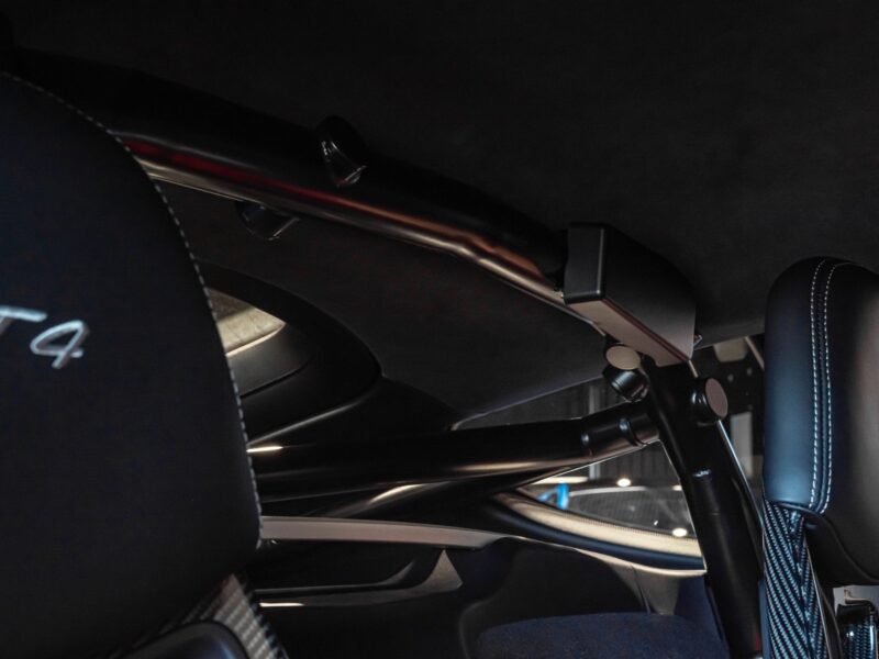 Arceau de sécurité en métal noir – PORSCHE – Cayman GT4 981 – 2016 – Jaune Racing – 10 900 km – 385 ch – Flat 6 Atmo – Transmission : Manuelle – Origine Allemagne – Privaty Cars – Chasseur de voitures de sport sur mesure à La Rochelle