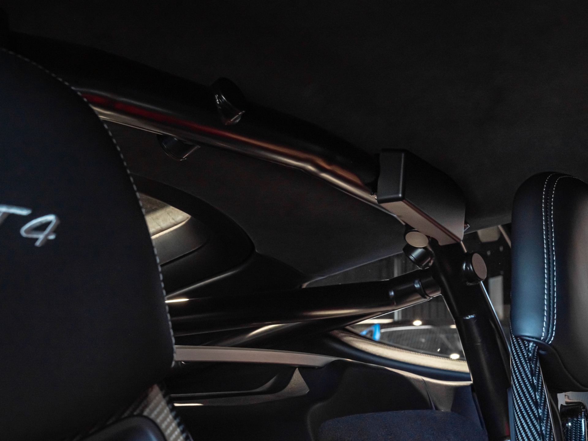 Arceau de sécurité en métal noir – PORSCHE – Cayman GT4 981 – 2016 – Jaune Racing – 10 900 km – 385 ch – Flat 6 Atmo – Transmission : Manuelle – Origine Allemagne – Privaty Cars – Chasseur de voitures de sport sur mesure à La Rochelle