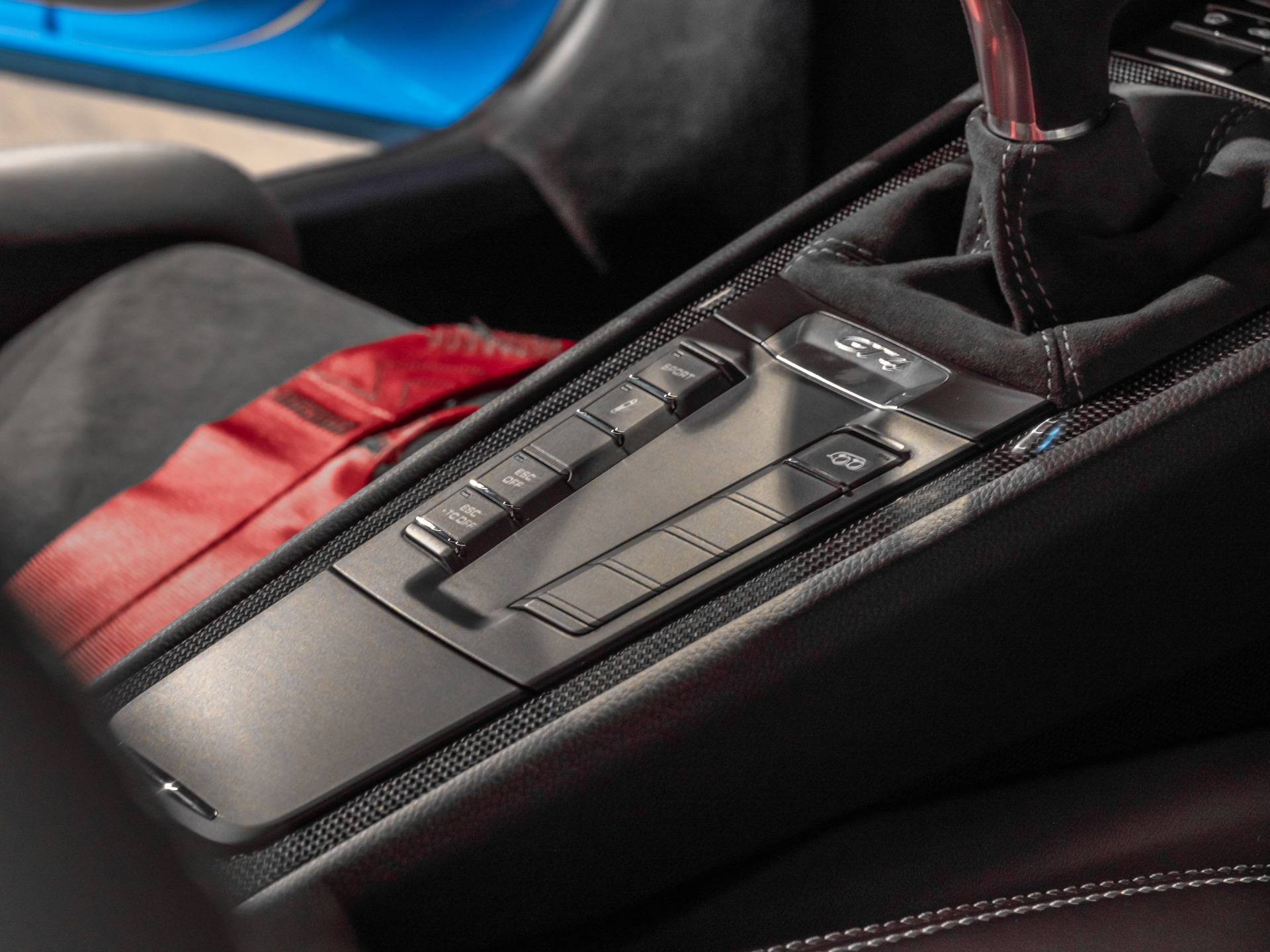 Console centrale avec commandes intégrées – PORSCHE – Cayman GT4 981 – 2016 – Jaune Racing – 10 900 km – 385 ch – Flat 6 Atmo – Transmission : Manuelle – Origine Allemagne – Privaty Cars – Commerce de voitures de sport luxe et premium proche de Bordeaux