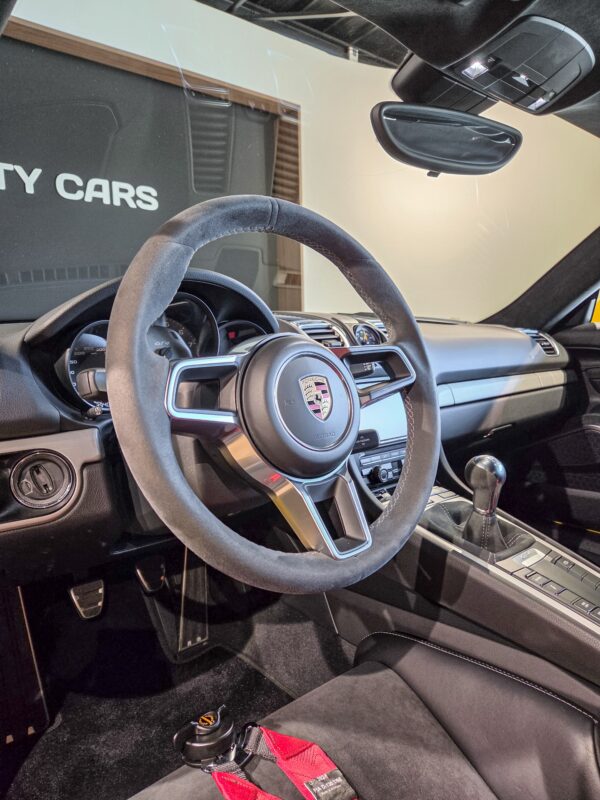 Volant – PORSCHE – Cayman GT4 981 – 2016 – Jaune Racing – 8 900 km – 385 ch – Flat 6 Atmo – Transmission : Manuelle – Origine Allemagne – Privaty Cars – Achat et vente de véhicules PORSCHE d’occasion près de Niort