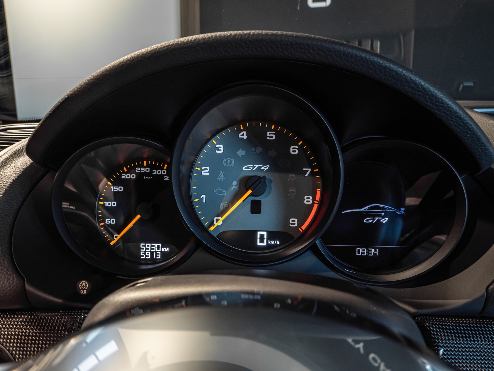 Tableau de bord avec compteurs ronds – PORSCHE – Cayman GT4 981 – 2016 – Jaune Racing – 10 900 km – 385 ch – Flat 6 Atmo – Transmission : Manuelle – Origine Allemagne – Privaty Cars – Sélection de véhicules PORSCHE disponibles en Charente-Maritime