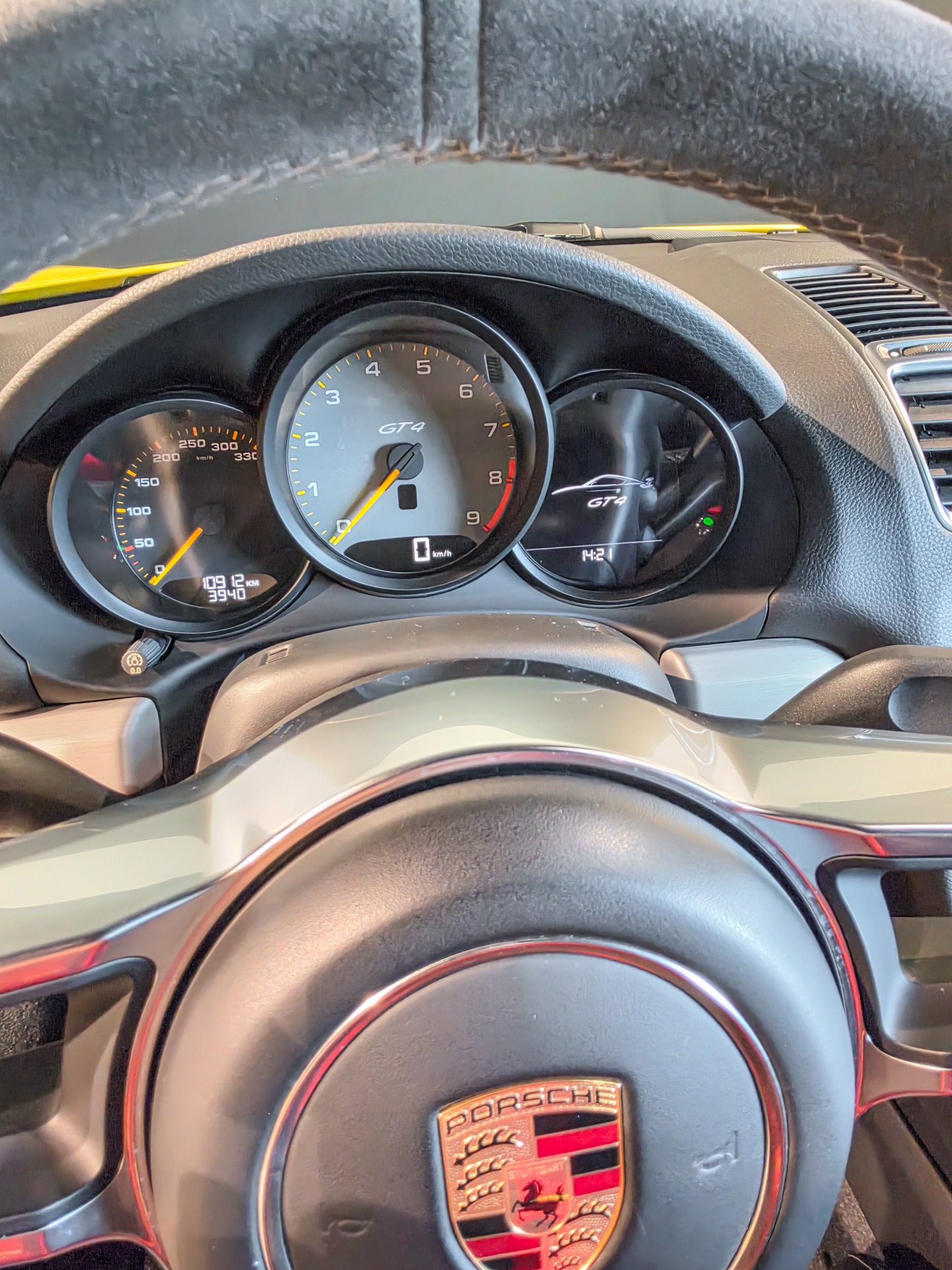 Volant – PORSCHE – Cayman GT4 981 – 2016 – Jaune Racing – 8 900 km – 385 ch – Flat 6 Atmo – Transmission : Manuelle – Origine Allemagne – Privaty Cars – Spécialiste des voitures de luxe d’occasion en Charente-Maritime