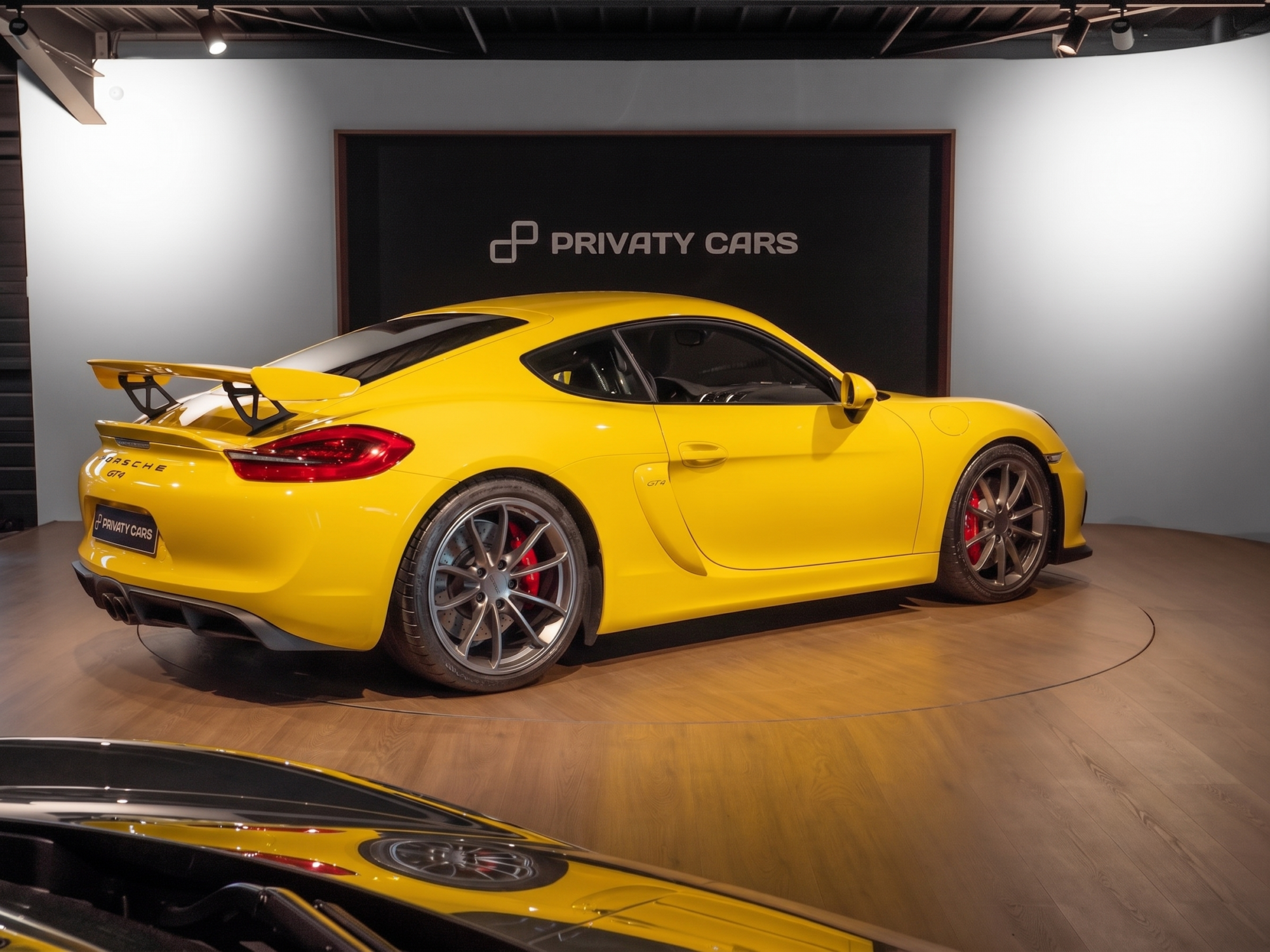 À vendre – PORSCHE – Cayman GT4 981 – 2016 – Jaune Racing – 8 900 km – 385 ch – Flat 6 Atmo – Transmission : Manuelle – Vue principale – Origine Allemagne – Privaty Cars – Dépôt-vente de voitures de sport et véhicules d’exception à 2 heures de Paris en TGV