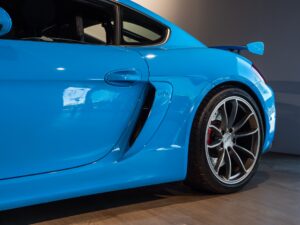 Jante alliage avec étriers rouges – PORSCHE – Cayman GT4 981 – 2016 – PTS Mexico Blue – 5 900 km – 385 ch – Flat 6 Atmo – Transmission : Manuelle – Origine France – Privaty Cars – Achat et vente de véhicules PORSCHE d’occasion en Nouvelle-Aquitaine