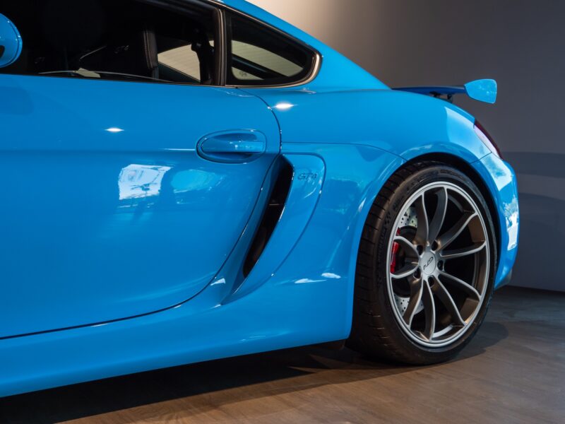 Jante alliage avec étriers rouges – PORSCHE – Cayman GT4 981 – 2016 – PTS Mexico Blue – 5 900 km – 385 ch – Flat 6 Atmo – Transmission : Manuelle – Origine France – Privaty Cars – Achat et vente de véhicules PORSCHE d’occasion en Nouvelle-Aquitaine