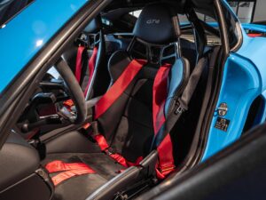 Sièges baquets avec harnais de sécurité – PORSCHE – Cayman GT4 981 – 2016 – PTS Mexico Blue – 5 900 km – 385 ch – Flat 6 Atmo – Transmission : Manuelle – Origine France – Privaty Cars – Dépôt-vente de voitures de sport et véhicules d’exception en Nouvelle-Aquitaine