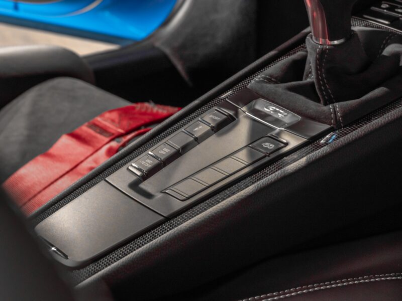 Console centrale avec commandes intégrées – PORSCHE – Cayman GT4 981 – 2016 – PTS Mexico Blue – 5 900 km – 385 ch – Flat 6 Atmo – Transmission : Manuelle – Origine France – Privaty Cars – Spécialiste des sportives d’occasion proche de Bordeaux