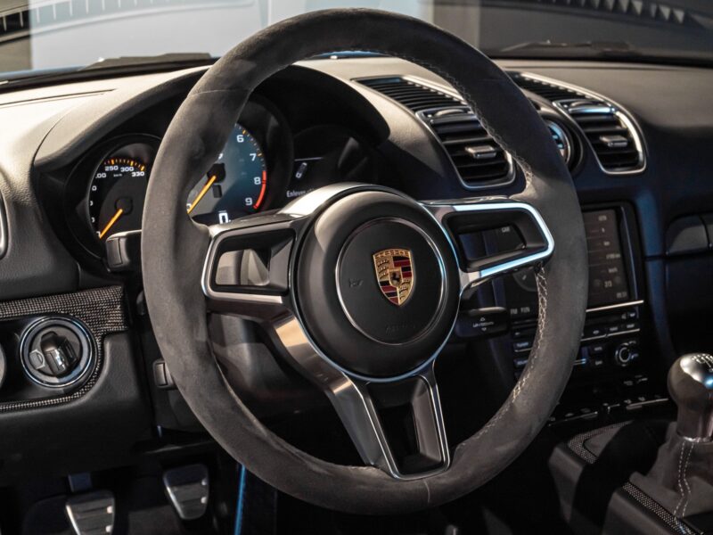 Volant – PORSCHE – Cayman GT4 981 – 2016 – PTS Mexico Blue – 5 900 km – 385 ch – Flat 6 Atmo – Transmission : Manuelle – Origine France – Privaty Cars – Service de courtage et recherche automobile premium proche de Bordeaux