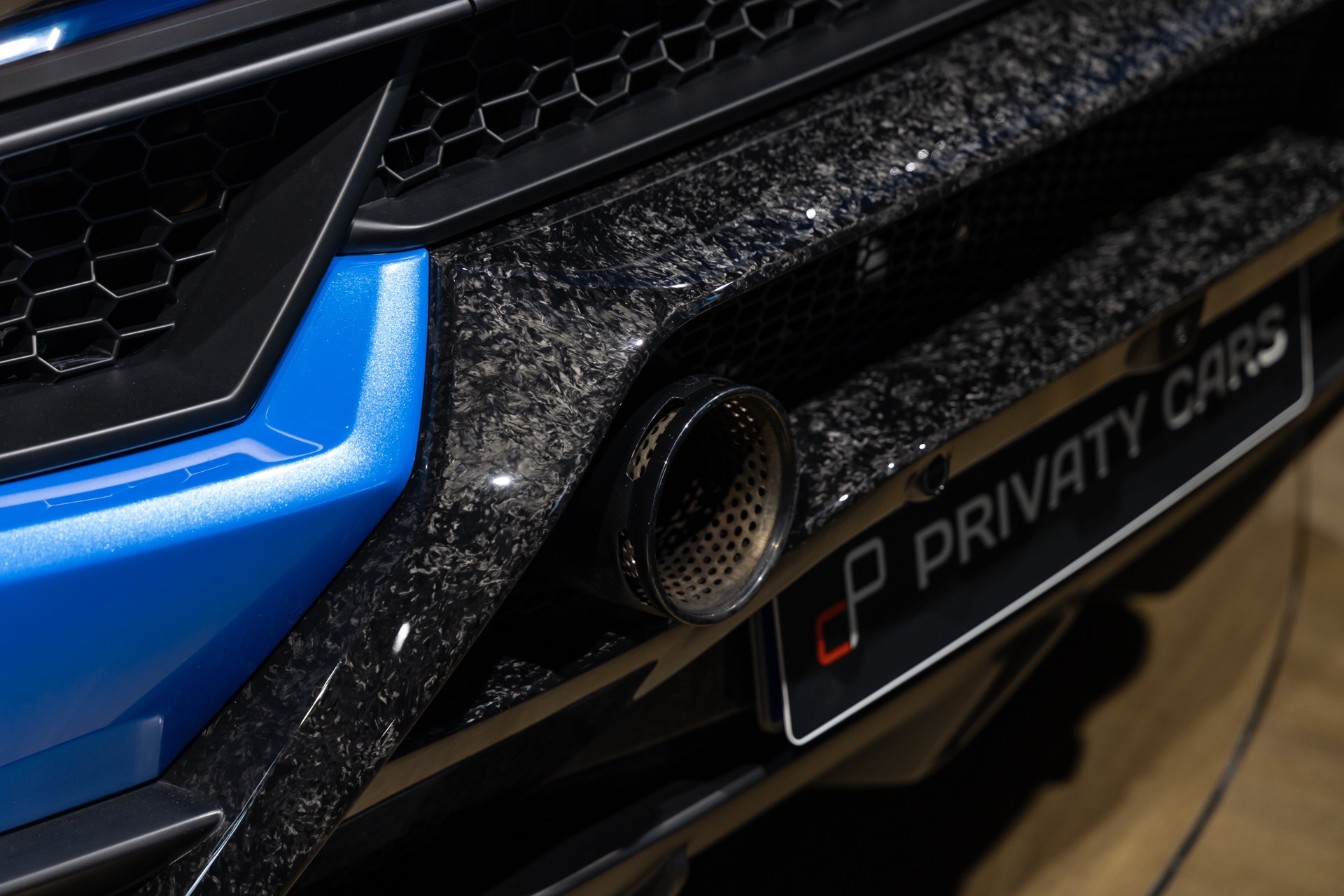 Sortie d'échappement en métal perforé – PORSCHE – Huracan Performante – 2018 – Ad Personam Blu Ely – 34 900 km – 640 ch – V10 atmo – Transmission : séquentielle – Origine France – Privaty Cars – Rachat de Porsche et Ferrari d’occasion en Nouvelle-Aquitaine
