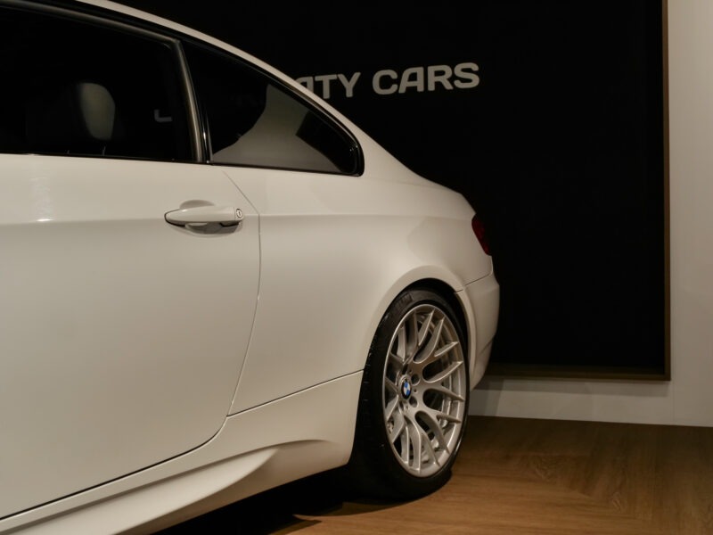 Jante alliage avec design complexe – BMW – M3 E92 – 2023 – Alpinweiss – 56 900 km – 430 ch – V8 atmo – Transmission : Automatique – Origine Belgique – Privaty Cars – Sélection de véhicules BMW disponibles en Nouvelle-Aquitaine