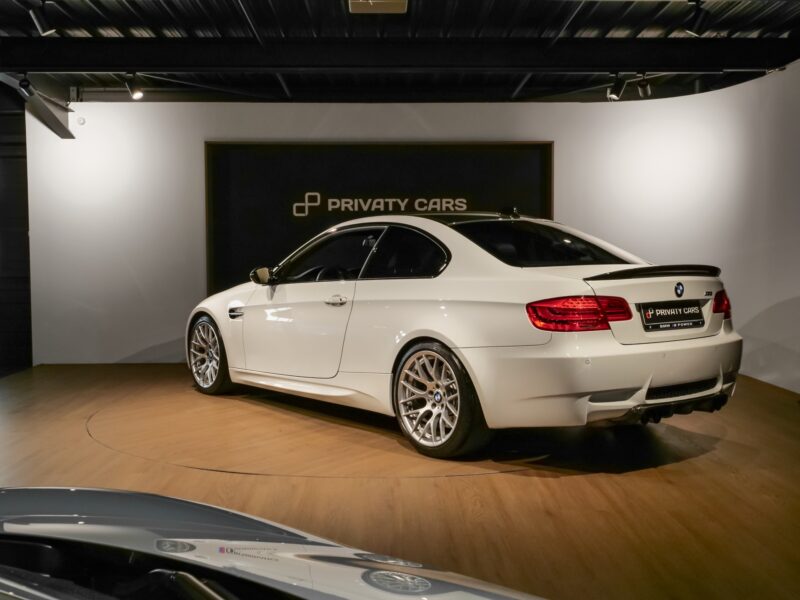 Vue arrière avec aileron sportif – BMW – M3 E92 – 2023 – Alpinweiss – 56 900 km – 430 ch – V8 atmo – Transmission : Automatique – Origine Belgique – Privaty Cars – Recherche personnalisée de modèles BMW près de Poitiers