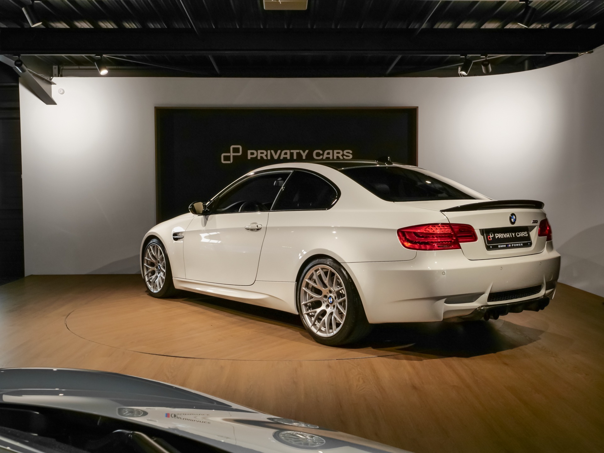 Vue arrière avec aileron sportif – BMW – M3 E92 – 2023 – Alpinweiss – 56 900 km – 430 ch – V8 atmo – Transmission : Automatique – Origine Belgique – Privaty Cars – Recherche personnalisée de modèles BMW près de Poitiers