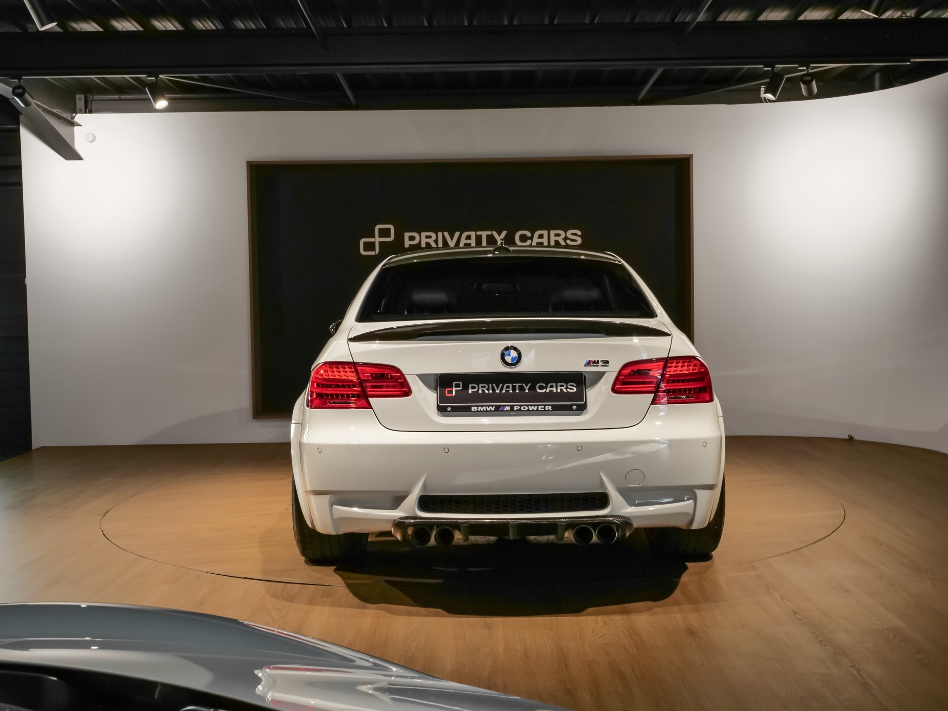 Vue arrière avec diffuseur et échappement – BMW – M3 E92 – 2023 – Alpinweiss – 56 900 km – 430 ch – V8 atmo – Transmission : Automatique – Origine Belgique – Privaty Cars – Spécialiste des voitures de sport d’occasion proche de Nantes