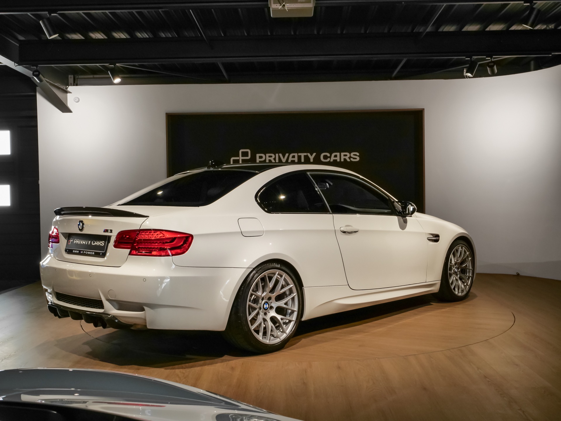 Vue arrière avec aileron sport – BMW – M3 E92 – 2023 – Alpinweiss – 56 900 km – 430 ch – V8 atmo – Transmission : Automatique – Origine Belgique – Privaty Cars – Recherche personnalisée de voitures de sport d’occasion entre Bordeaux et Nantes