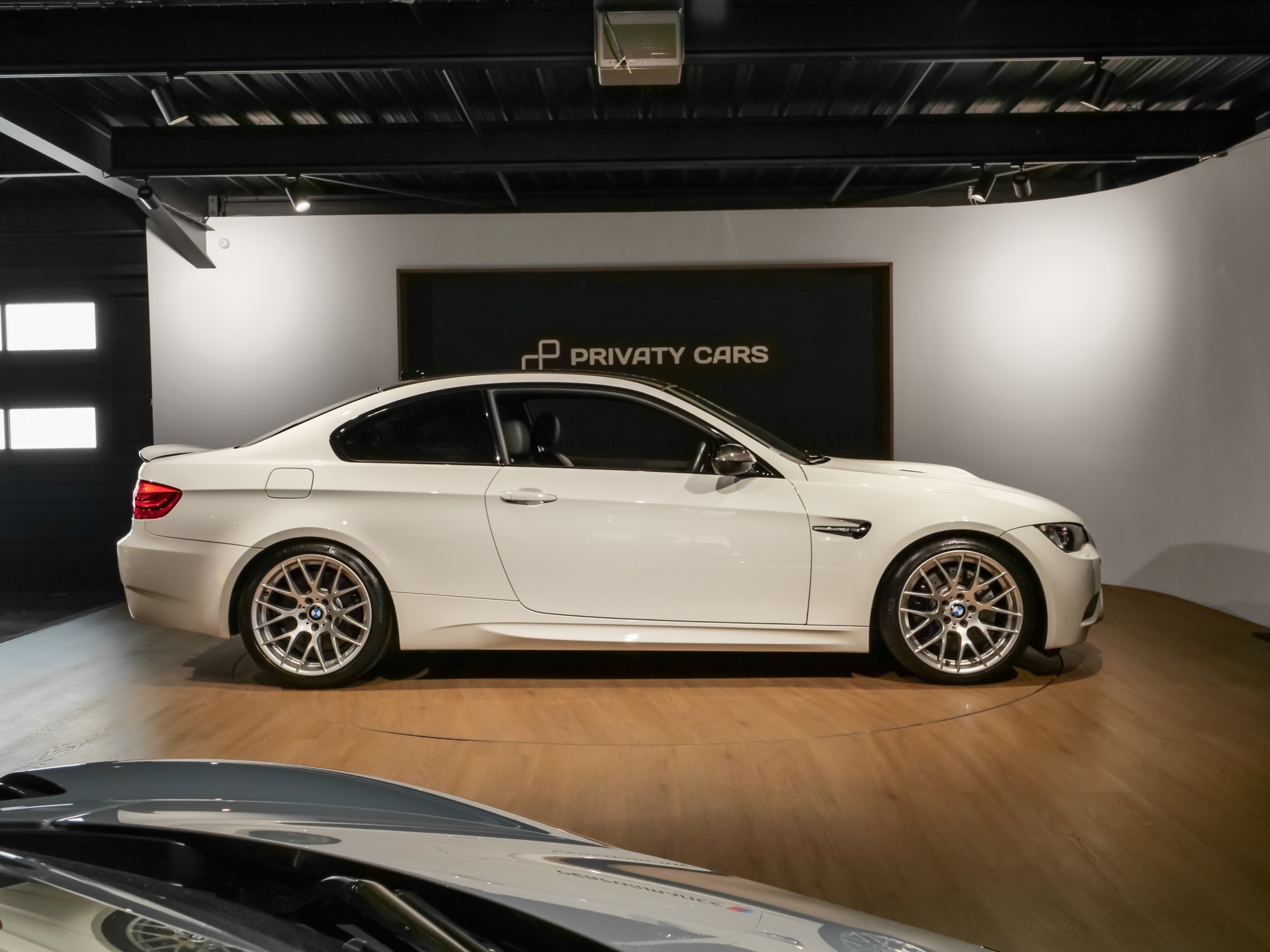 Vue latérale avec jantes en alliage – BMW – M3 E92 – 2023 – Alpinweiss – 56 900 km – 430 ch – V8 atmo – Transmission : Automatique – Origine Belgique – Privaty Cars – Vente de voitures de prestige d’occasion en Nouvelle-Aquitaine