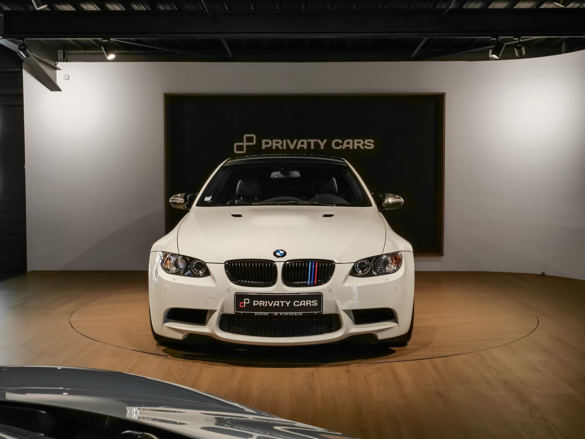 Vue avant avec calandre distinctive – BMW – M3 E92 – 2023 – Alpinweiss – 56 900 km – 430 ch – V8 atmo – Transmission : Automatique – Origine Belgique – Privaty Cars – Spécialiste des voitures de sport d’occasion entre Bordeaux et Nantes