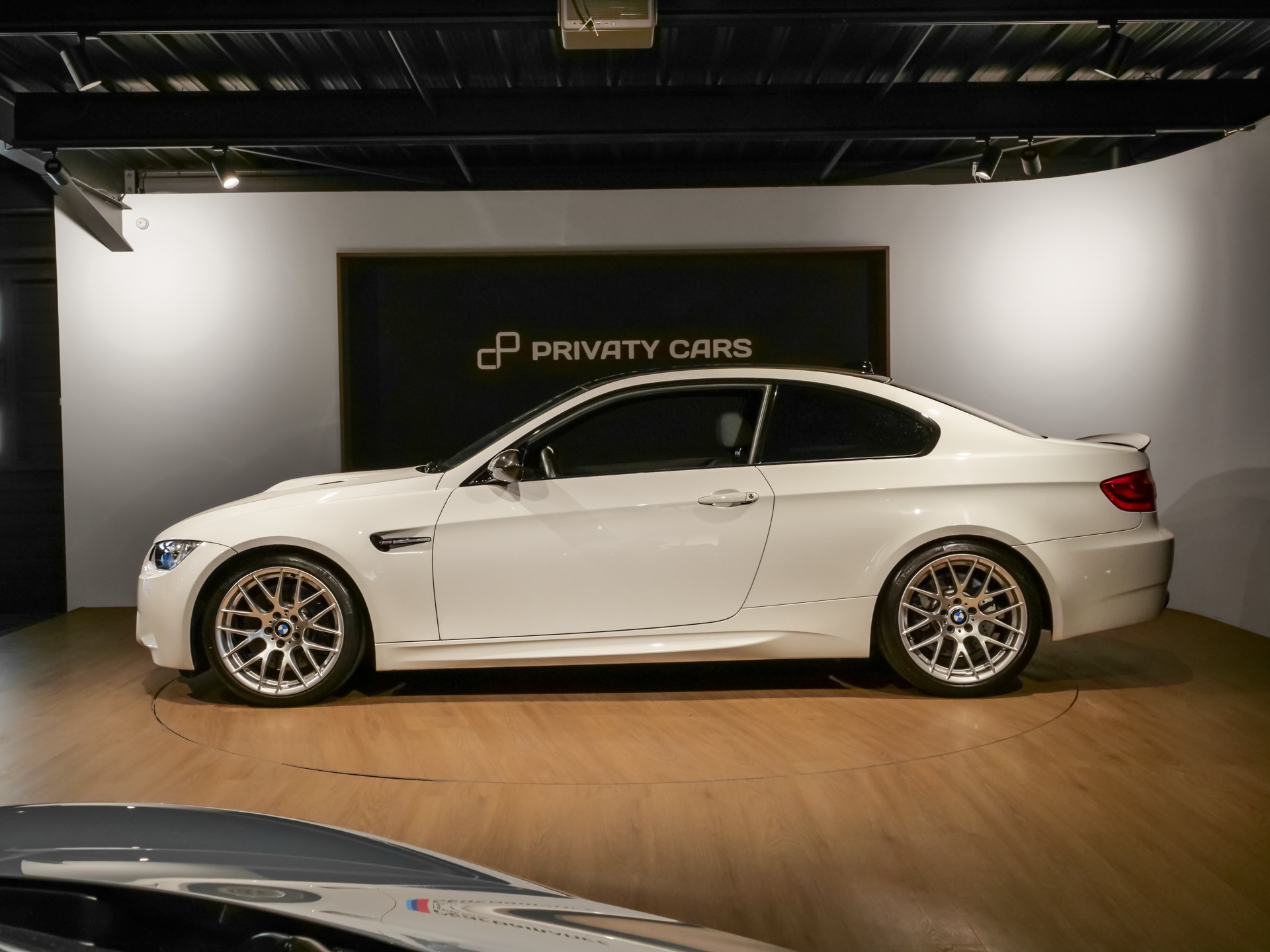 Vue latérale avec jantes en alliage – BMW – M3 E92 – 2023 – Alpinweiss – 56 900 km – 430 ch – V8 atmo – Transmission : Automatique – Origine Belgique – Privaty Cars – Courtage automobile BMW près de Niort