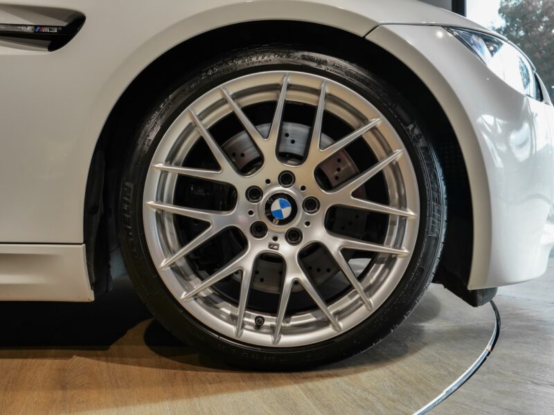 Jantes en alliage argenté – BMW – M3 E92 – 2023 – Alpinweiss – 56 900 km – 430 ch – V8 atmo – Transmission : Automatique – Origine Belgique – Privaty Cars – Rachat cash de voitures de sport d’occasion entre Bordeaux et Nantes