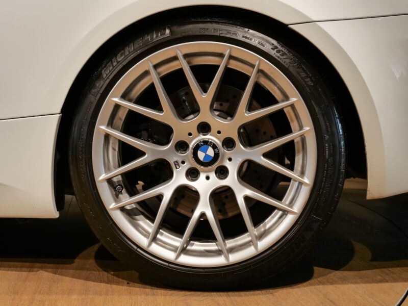 Jantes – BMW – M3 E92 – 2023 – Alpinweiss – 56 900 km – 430 ch – V8 atmo – Transmission : Automatique – Origine Belgique – Privaty Cars – Dépôt-vente de voitures de sport et véhicules d’exception dans l’Ouest de la France